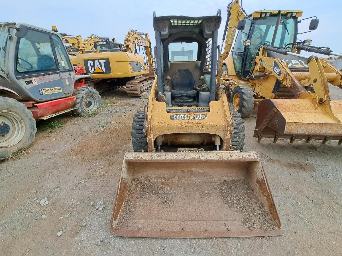 Mini pá carregadora (3 Ton.) CATERPILLAR 226B · Viana — imagen 6