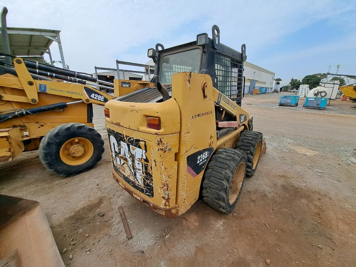 Mini pá carregadora (3 Ton.) CATERPILLAR 226B · Viana — imagen 7