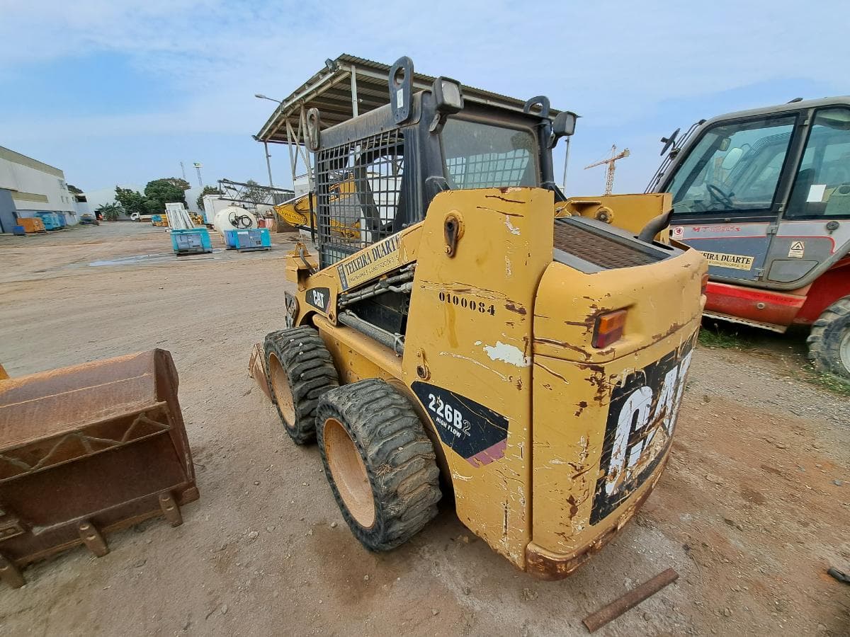 Mini pá carregadora (3 Ton.) CATERPILLAR 226B · Viana — imagen 9