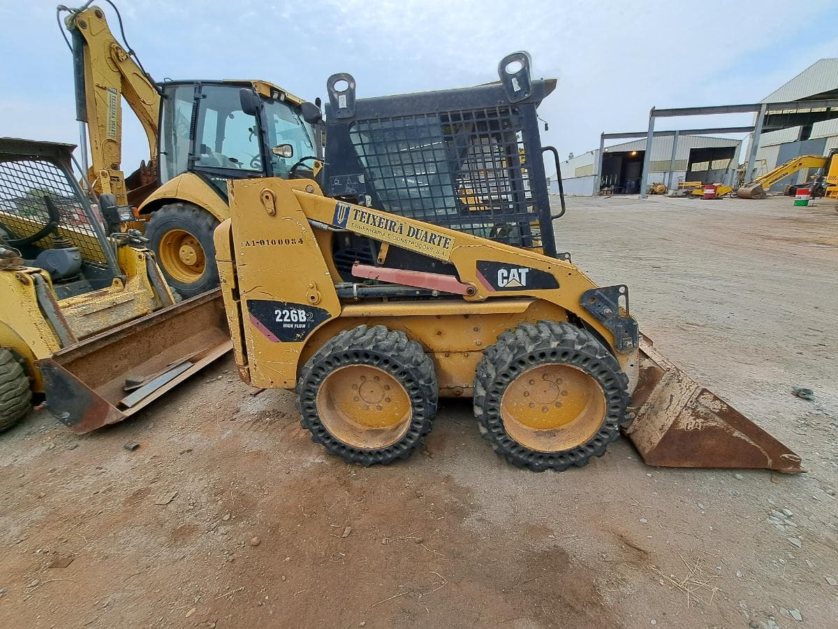 Mini pá carregadora (3 Ton.) CATERPILLAR 226B · Viana — imagen 12