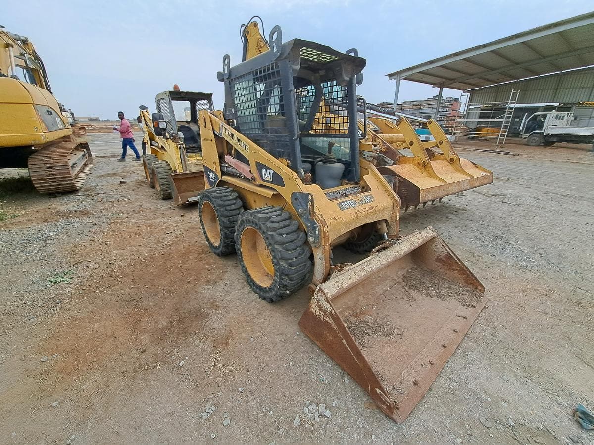 Mini pá carregadora (3 Ton.) CATERPILLAR 226B · Viana — imagen 11