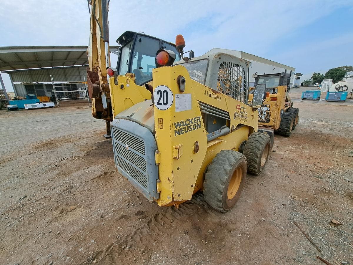Mini pá carregadora (3 Ton.) WACKER NEUSON 901SP · Viana — image 6