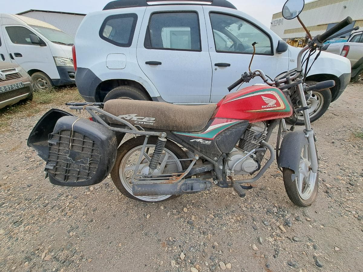 Motociclo HONDA ACE CB 125 TAXI · Viana — imagen 4