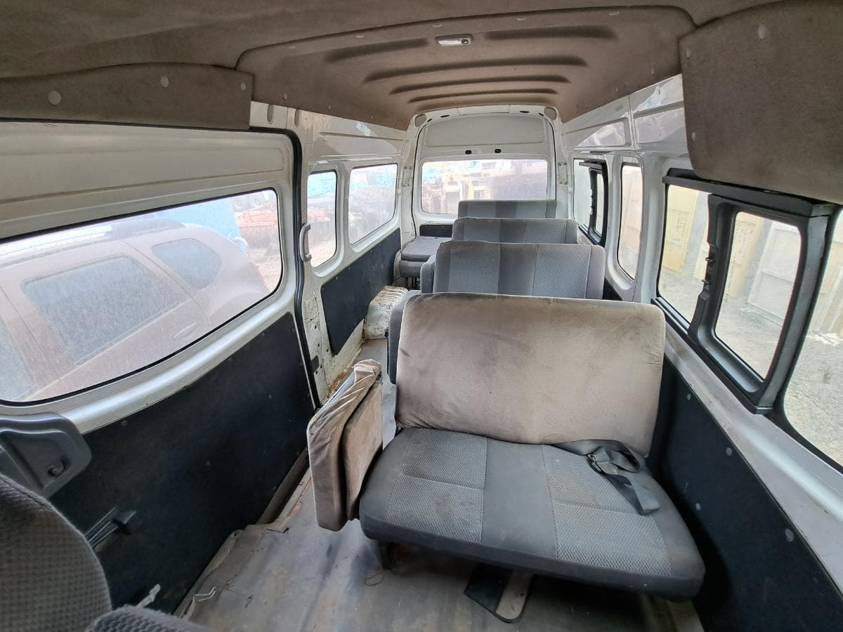 Miniautocarro NISSAN URVAN · Viana — imagen 2