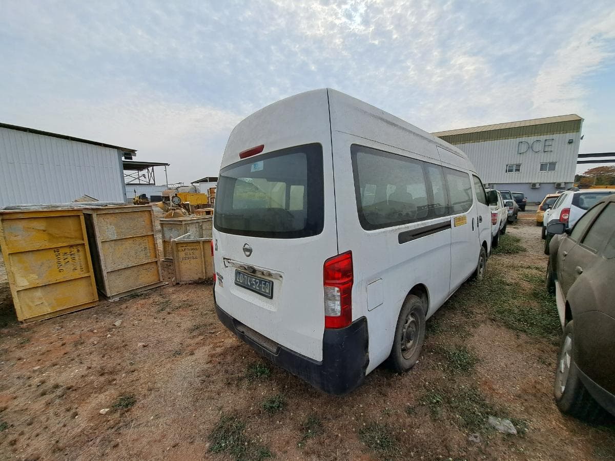 Miniautocarro NISSAN URVAN · Viana — imagen 3