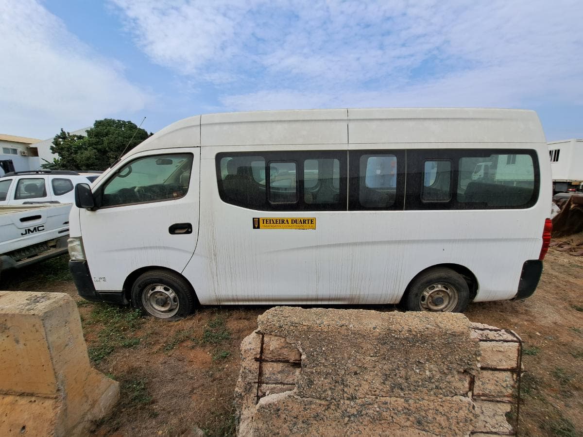 Miniautocarro NISSAN URVAN · Viana — imagen 9