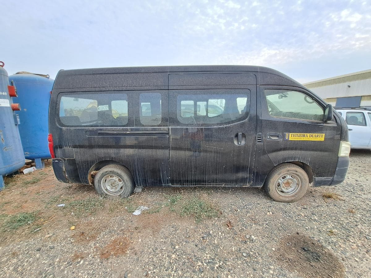 Miniautocarro NISSAN URVAN · Viana — imagem 3