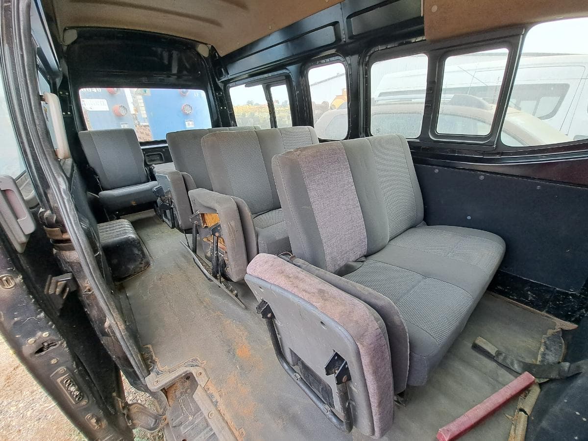 Miniautocarro NISSAN URVAN · Viana — imagem 7