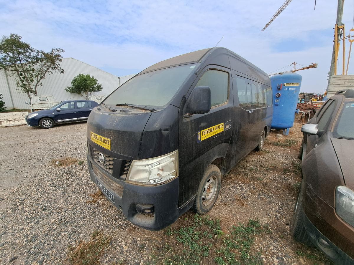 Miniautocarro NISSAN URVAN · Viana
