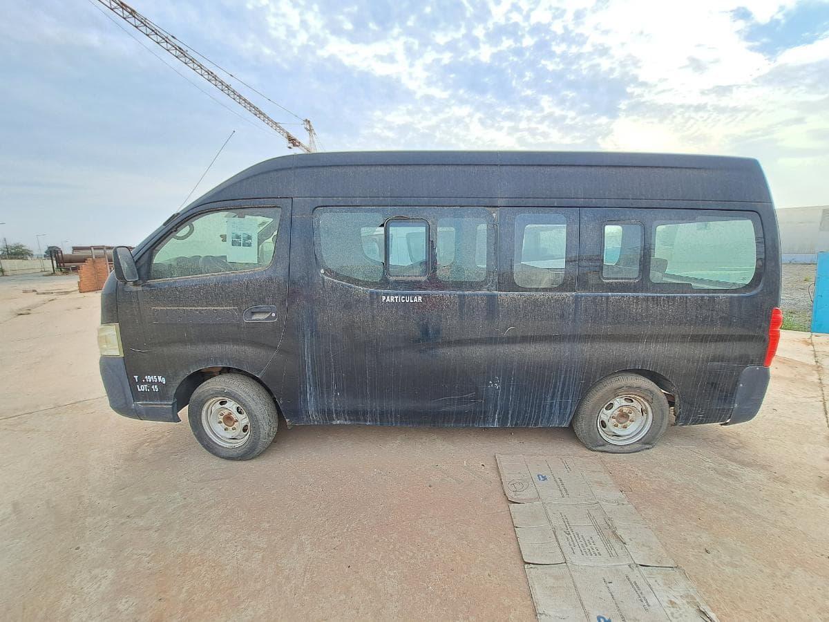 Miniautocarro NISSAN URVAN · Viana — imagen 2