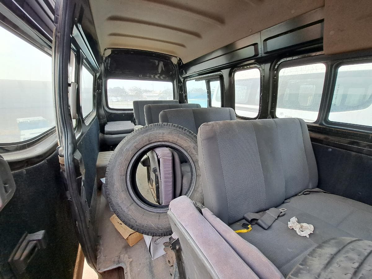 Miniautocarro NISSAN URVAN · Viana — imagen 5