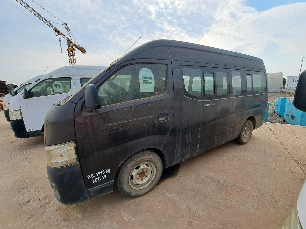Miniautocarro NISSAN URVAN · Viana — imagen 3