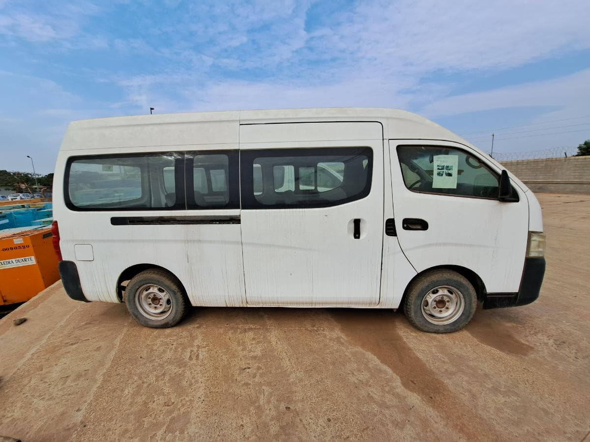 Miniautocarro NISSAN URVAN · Viana — imagen 2