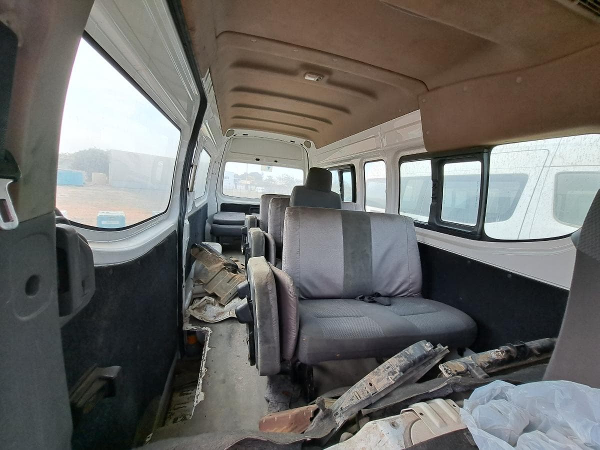 Miniautocarro NISSAN URVAN · Viana — imagen 4