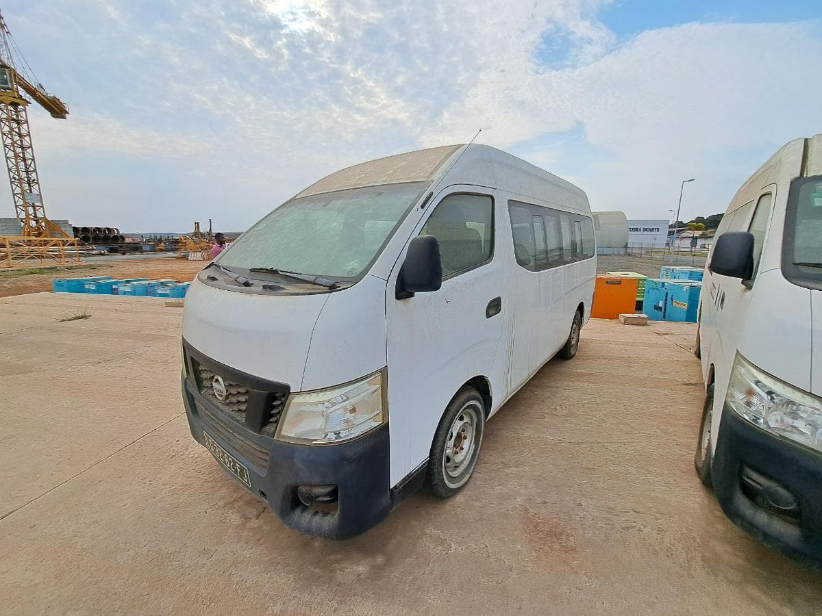 Miniautocarro NISSAN URVAN · Viana — imagen 1