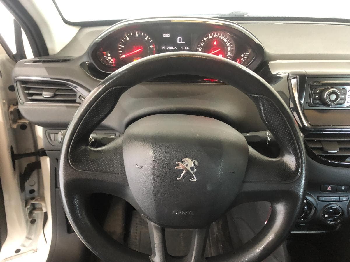 Peugeot 208 · Ano 2014 — image 25