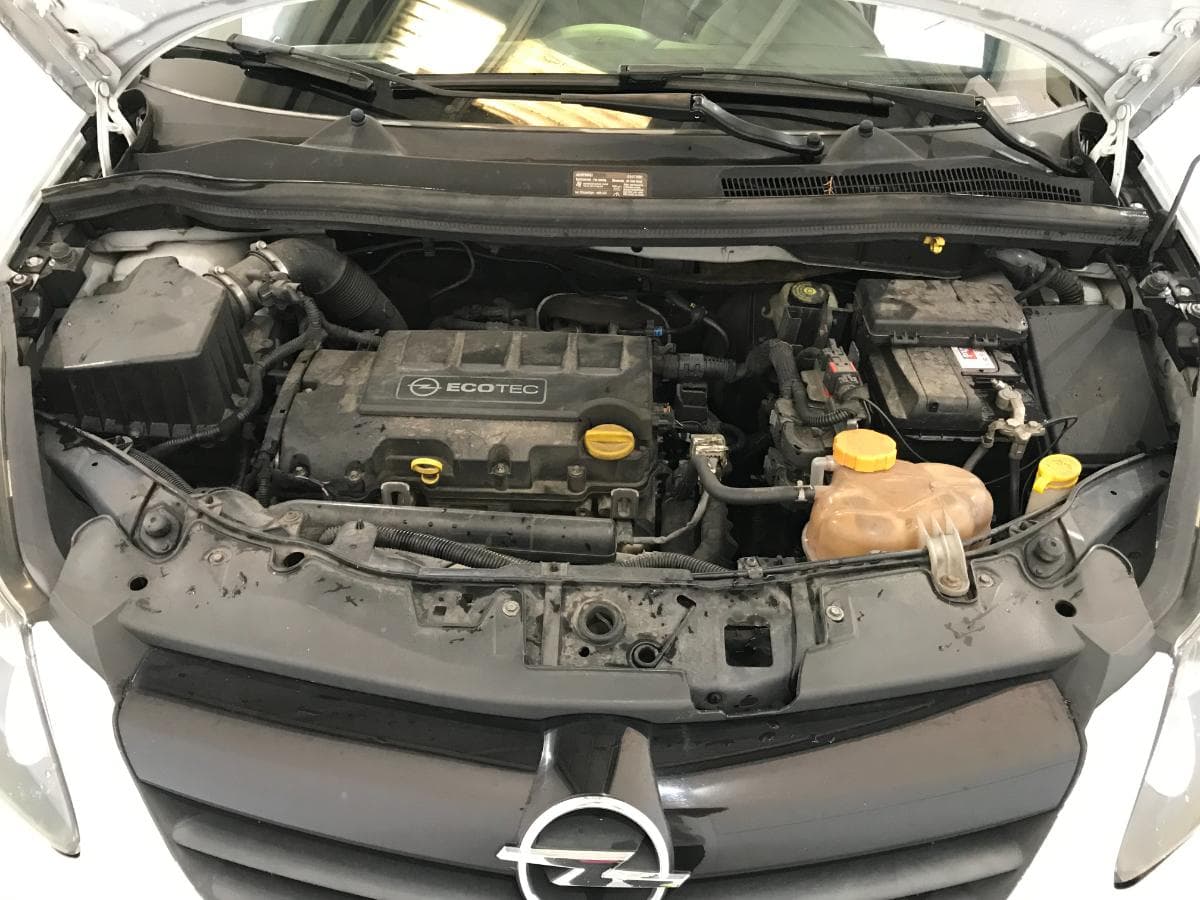 Opel Corsa 1.4 · Ano 2010 — image 10
