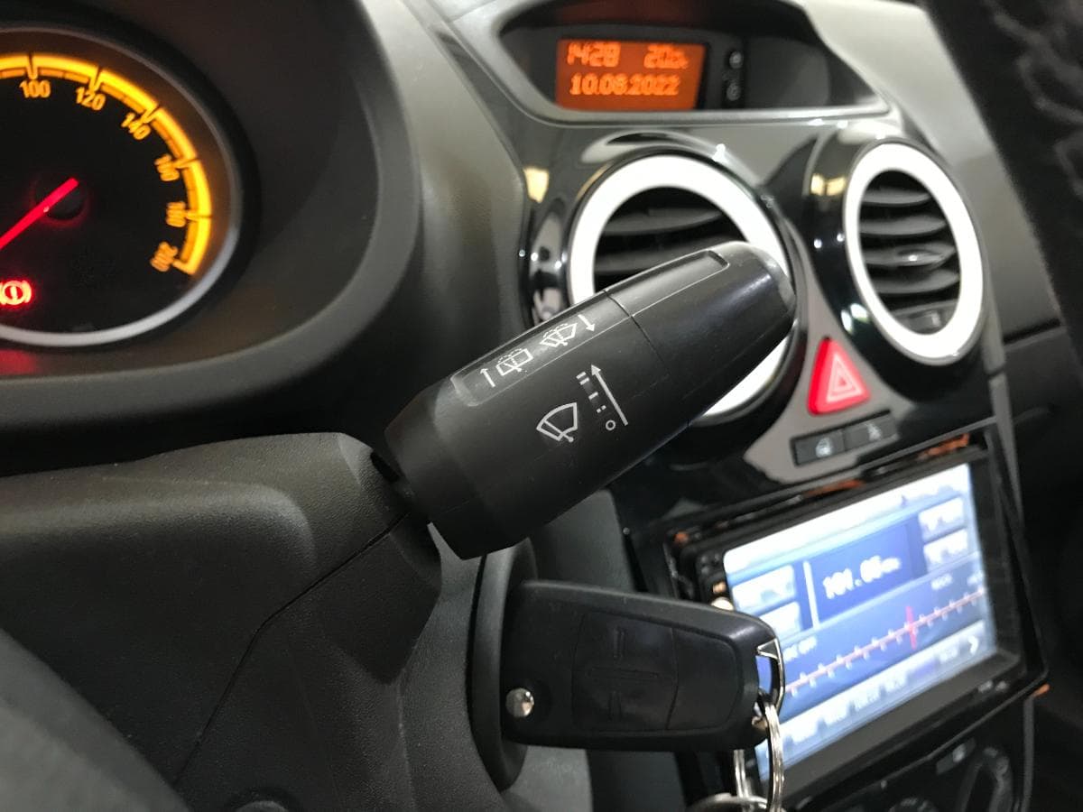 Opel Corsa 1.4 · Ano 2010 — image 24