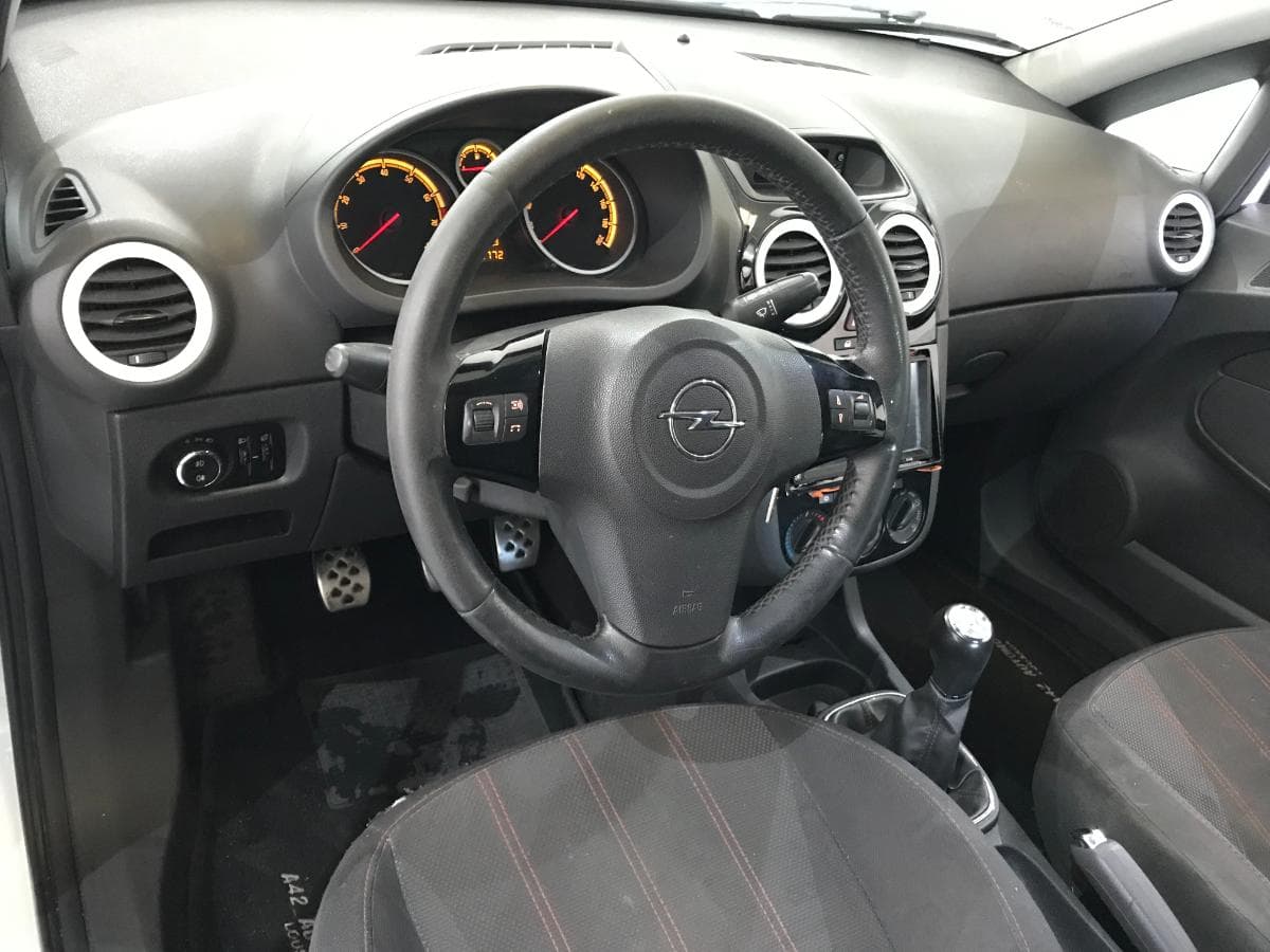 Opel Corsa 1.4 · Ano 2010 — image 33