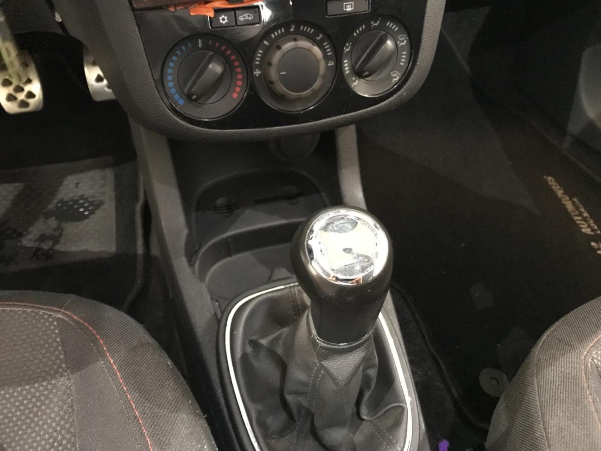 Opel Corsa 1.4 · Ano 2010 — image 37