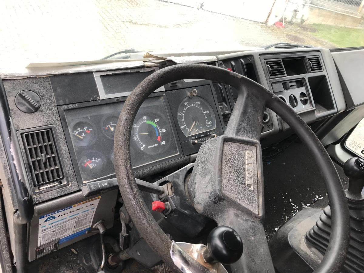 Volvo FL6 Basculante e Grua · Ano 1997 — image 15