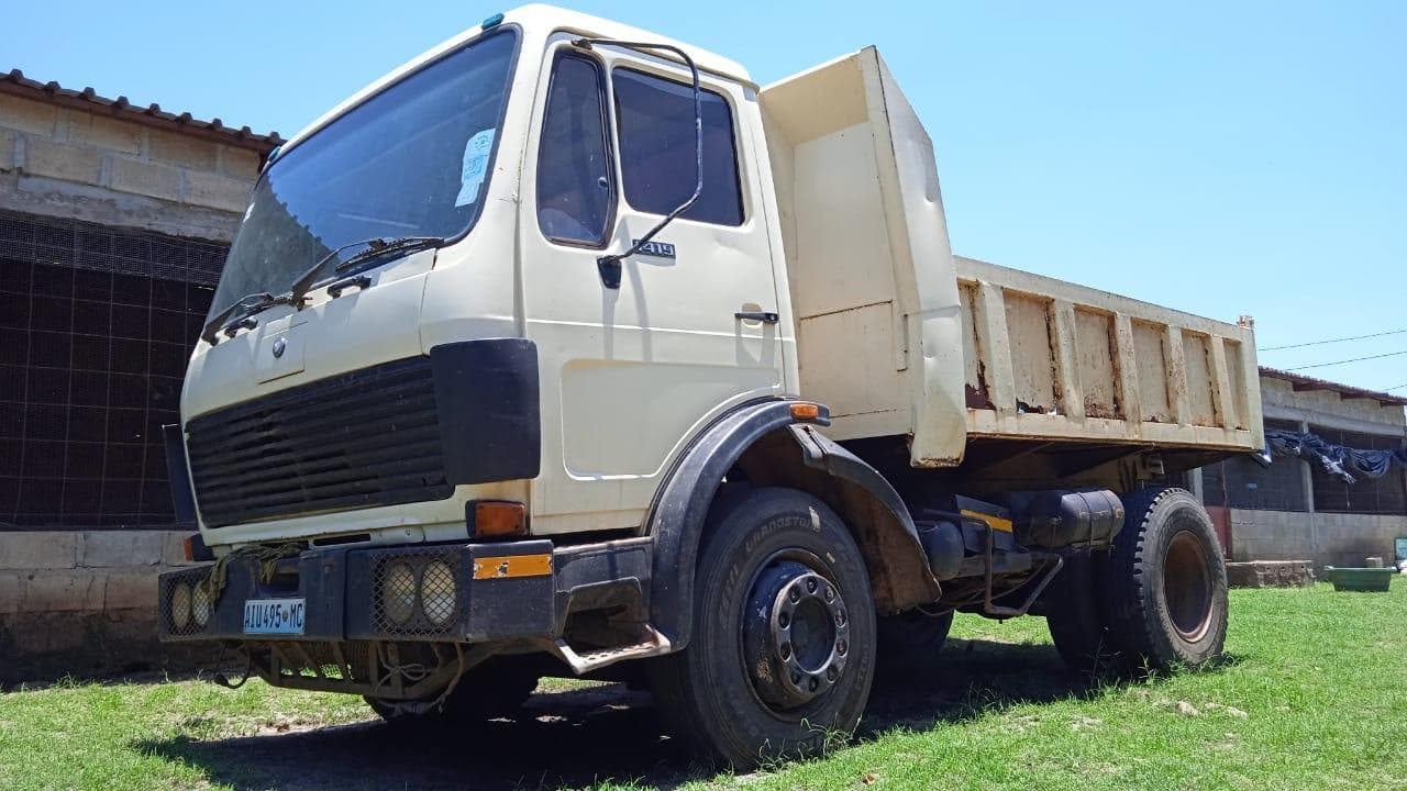 Camião basculante Mercedes benz — imagem 1