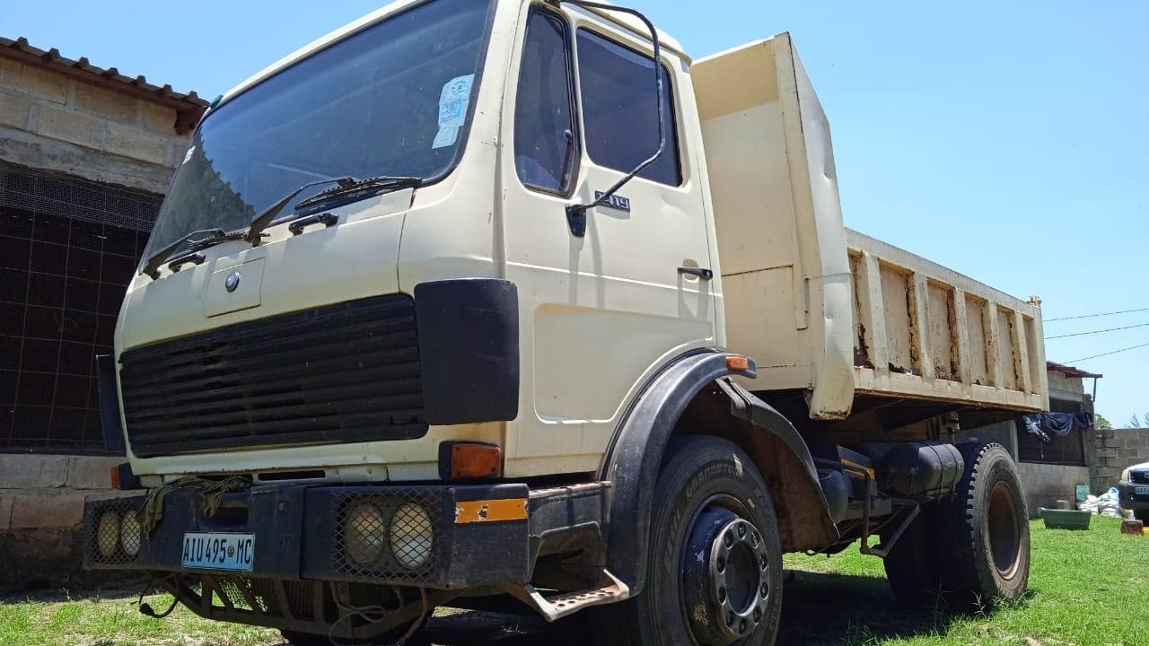Camião basculante Mercedes benz — imagem 3