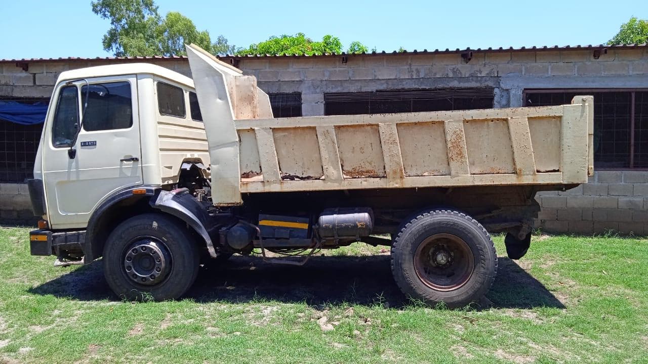 Camião basculante Mercedes benz — imagem 4