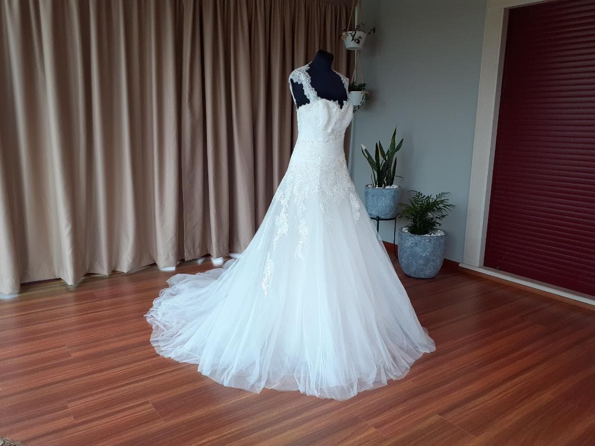 Wedding Dress — image 8