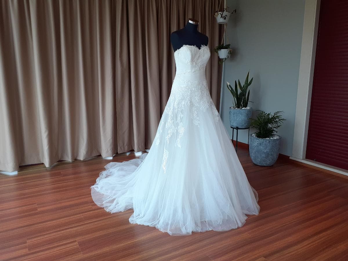 Wedding Dress — image 9