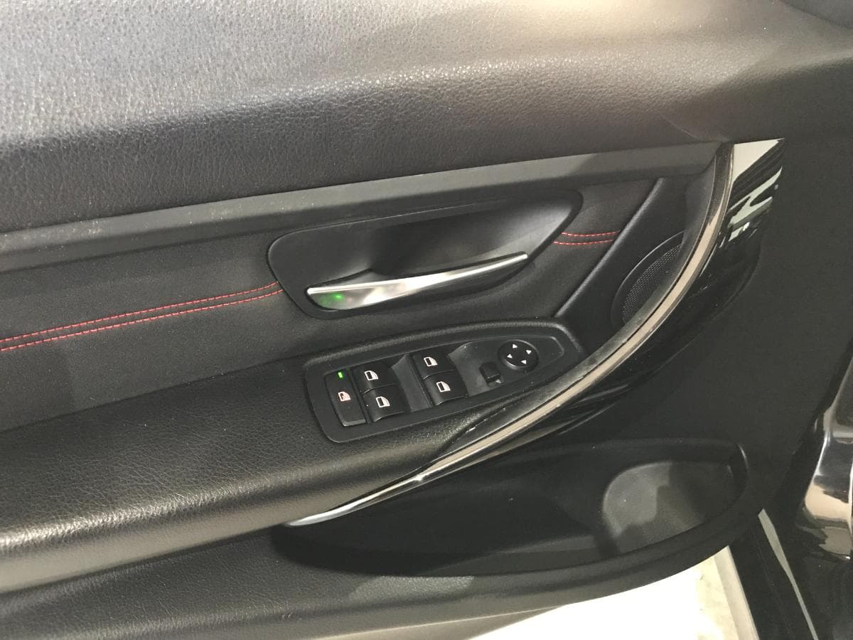 BMW 318 D Touring · Ano 2015 — image 19