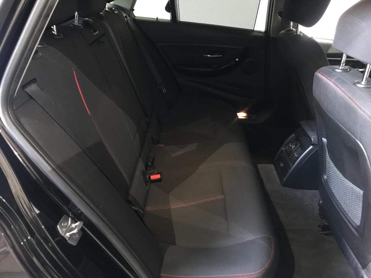 BMW 318 D Touring · Ano 2015 — image 23