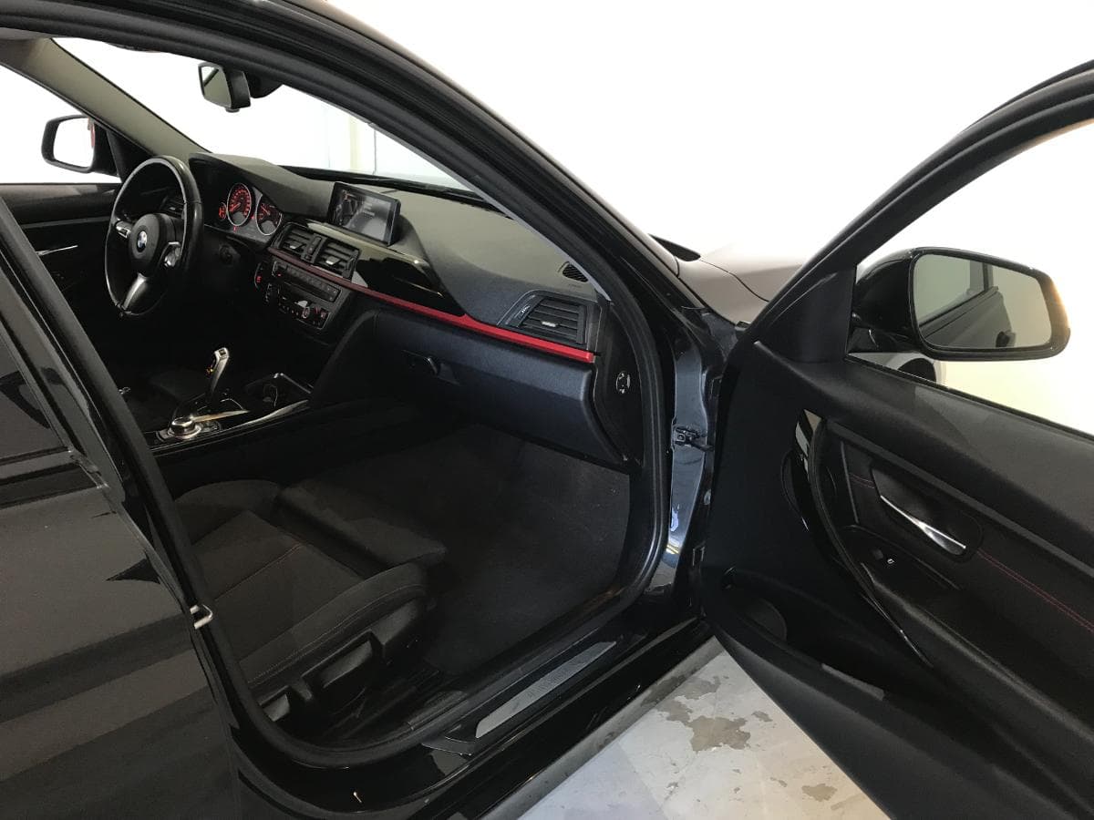 BMW 318 D Touring · Ano 2015 — image 24