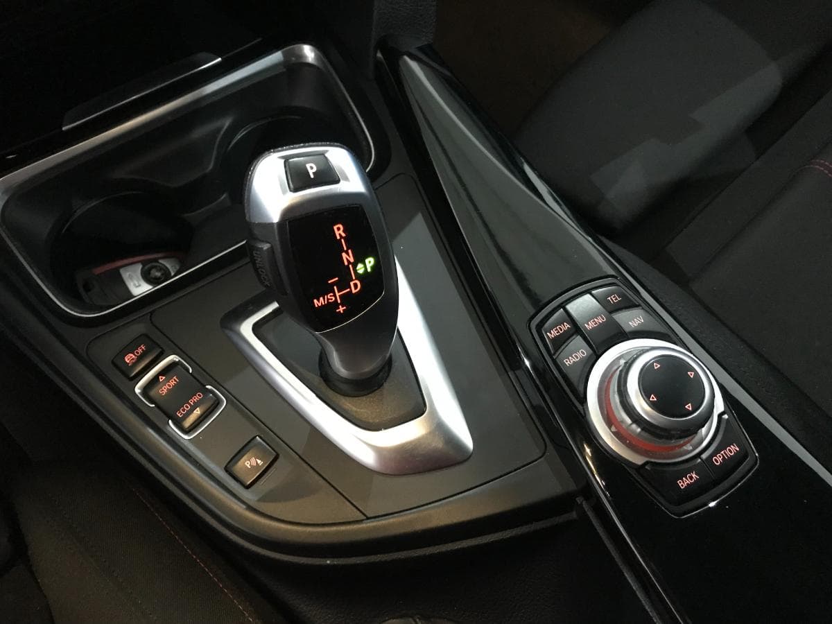 BMW 318 D Touring · Ano 2015 — image 38