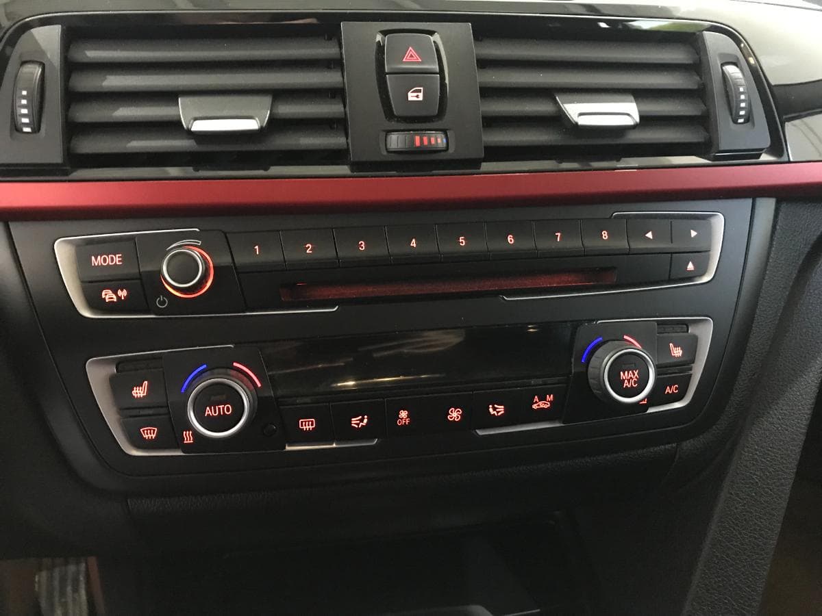 BMW 318 D Touring · Ano 2015 — image 39
