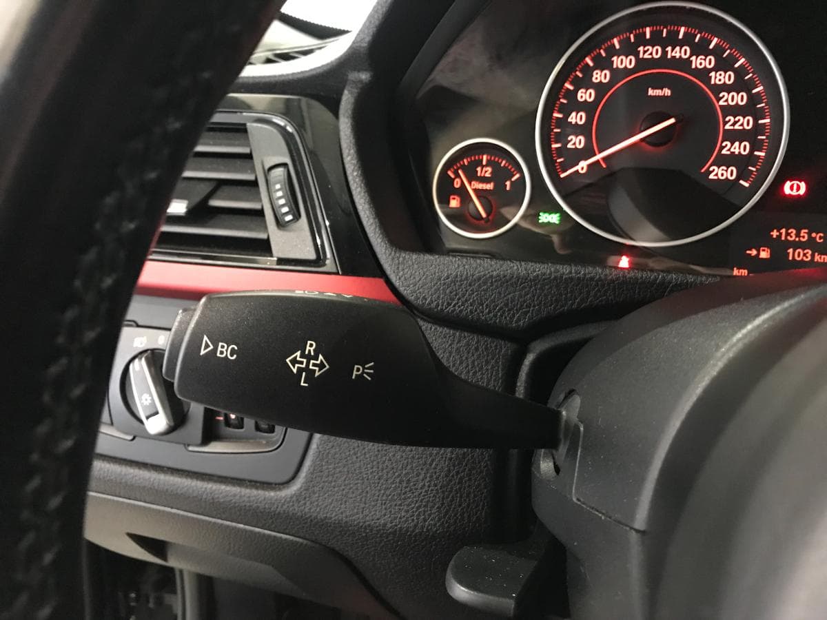 BMW 318 D Touring · Ano 2015 — image 40
