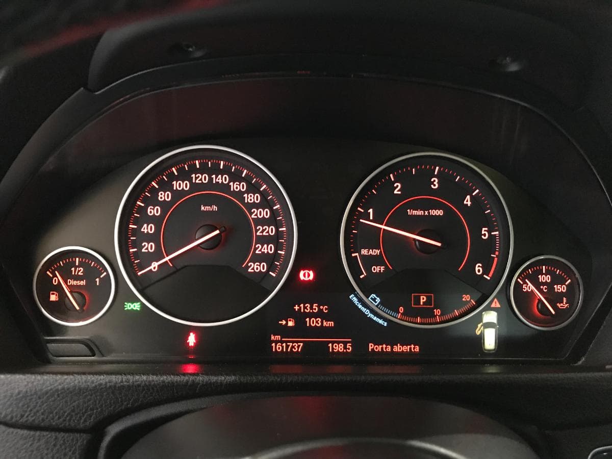 BMW 318 D Touring · Ano 2015 — image 43