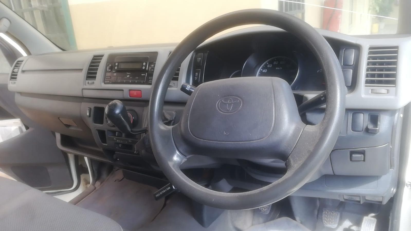 Minibus de marca Toyota Hiace · — imagem 11