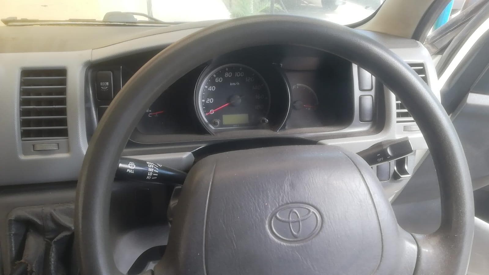 Minibus de marca Toyota Hiace · — imagem 12