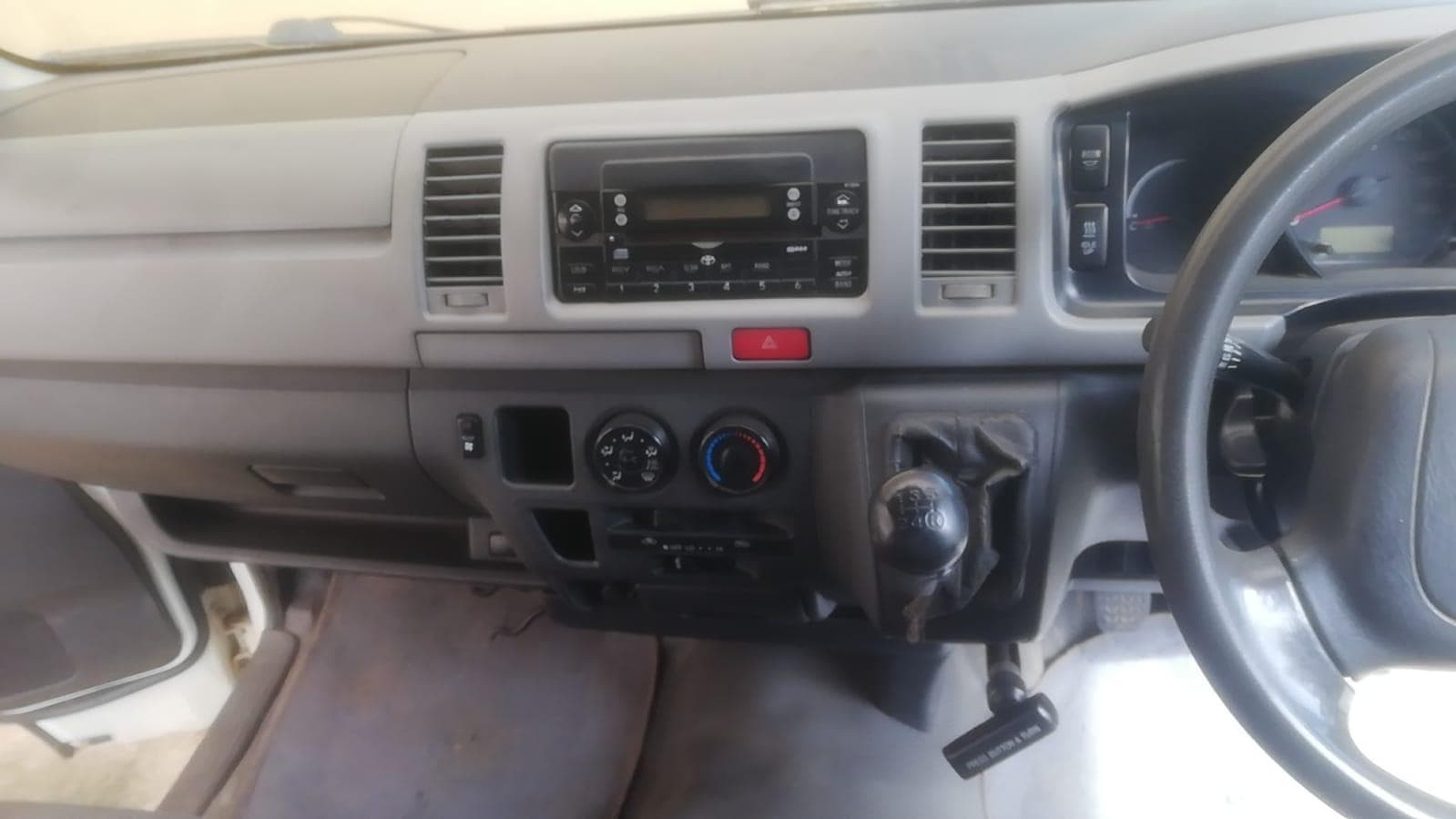 Minibus de marca Toyota Hiace · — imagem 13
