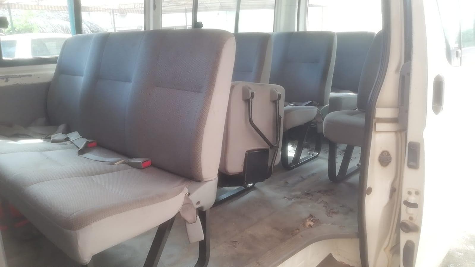 Minibus de marca Toyota Hiace · — imagem 16