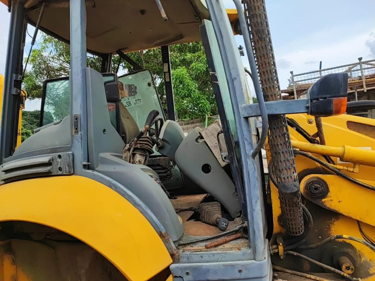 Retroescavadora KOMATSU WB93R-5 · CABINDA — image 2
