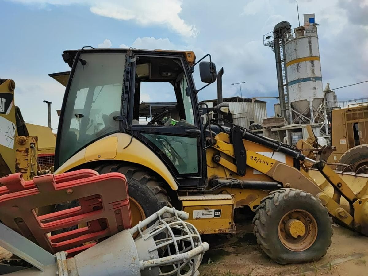 Retroescavadora KOMATSU WB93R-5 · CABINDA — image 3