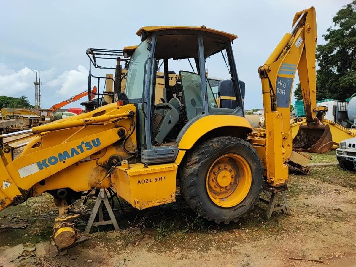 Retroescavadora KOMATSU WB93R-5 · CABINDA — image 1