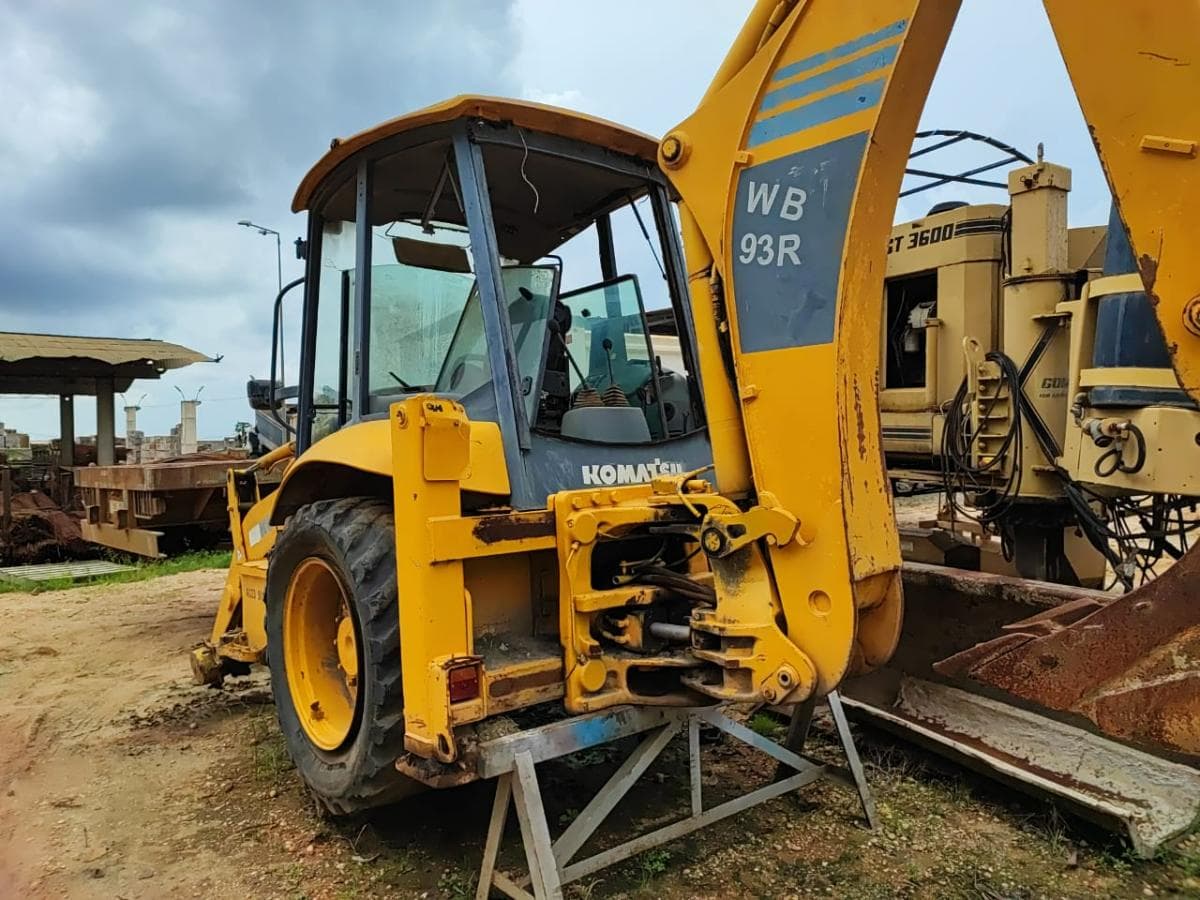 Retroescavadora KOMATSU WB93R-5 · CABINDA — image 5
