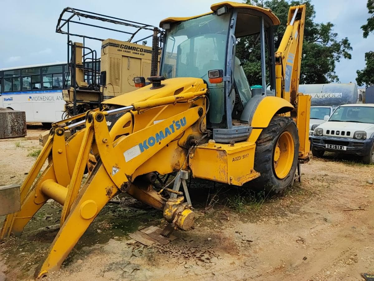 Retroescavadora KOMATSU WB93R-5 · CABINDA — image 4