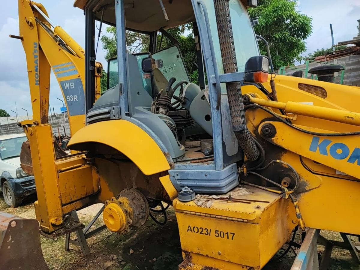 Retroescavadora KOMATSU WB93R-5 · CABINDA — image 6