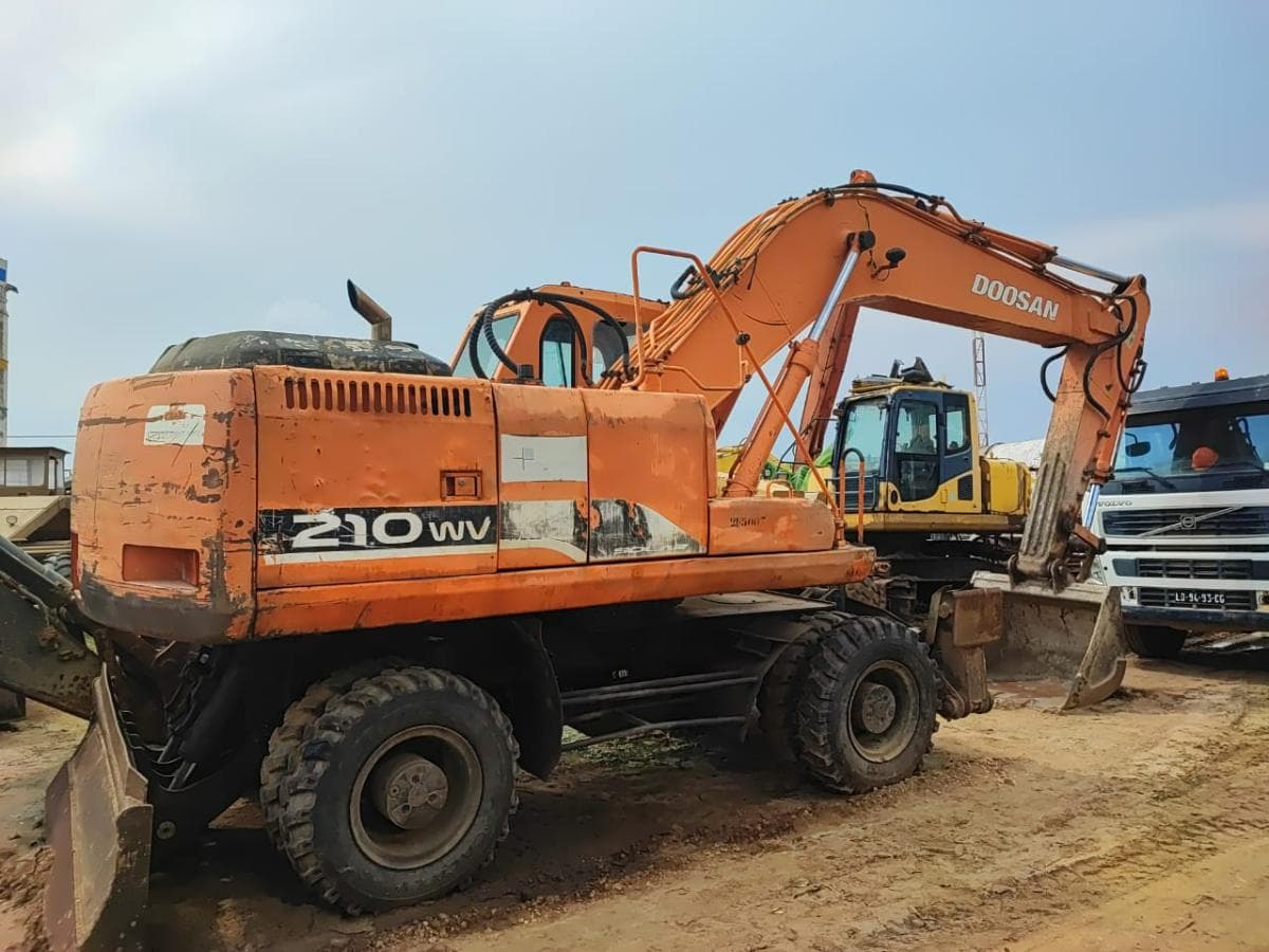 Escavadora DOOSAN S-210 W-V — image 2