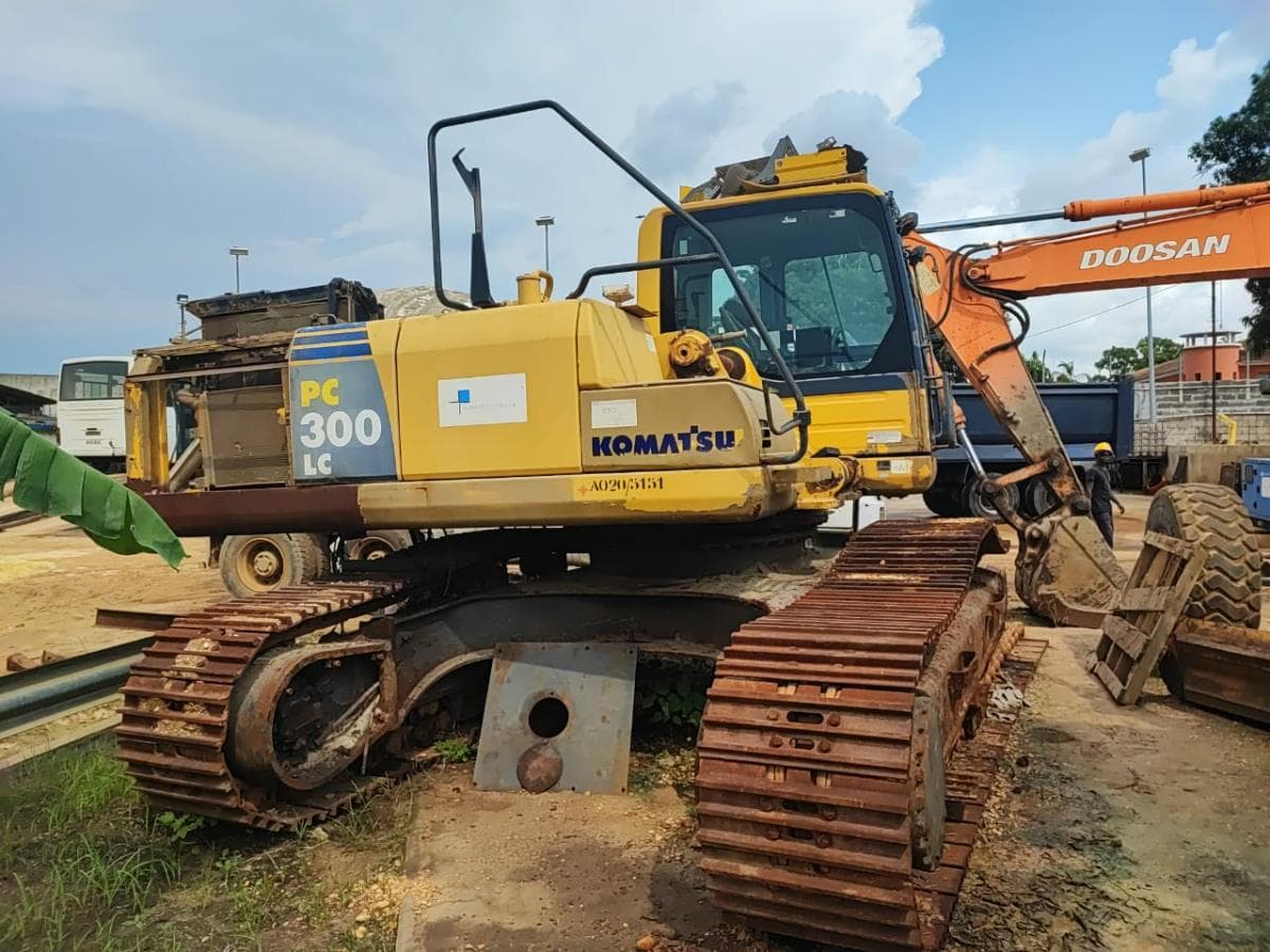 Escavadora de Rastos (30T) KOMATSU PC300-8 · Viana — image 8