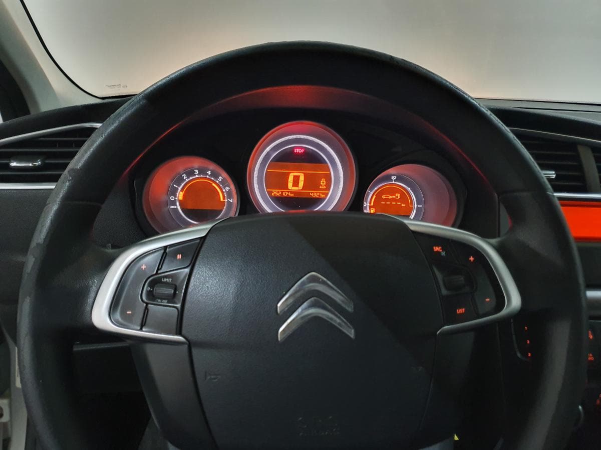 Citroen C4 1.6HDI · Ano 2010 — imagem 35